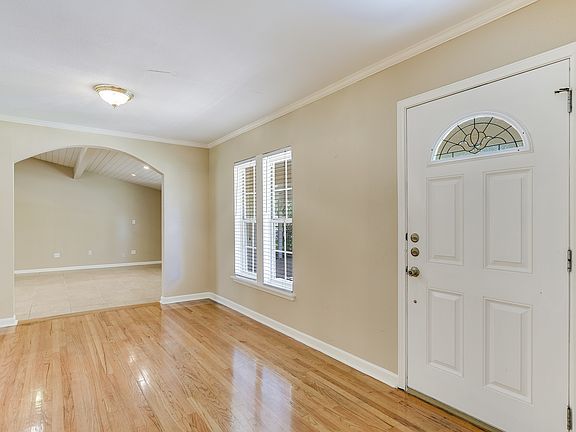 3rd image of 406 Woodcrest Dr