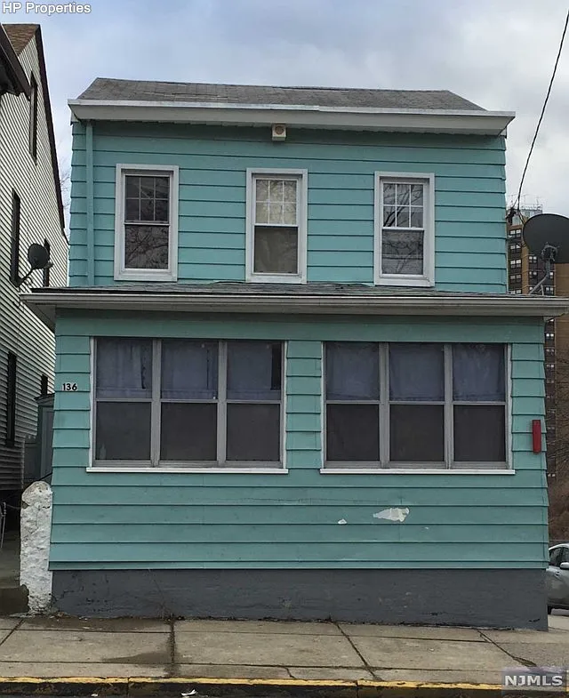 136 Oak St photo 1