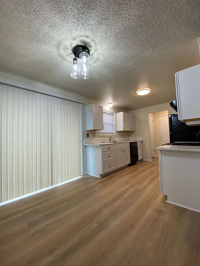 3 bed, 1.0 bath, 1004 sqft, $2,300 — Photo 2