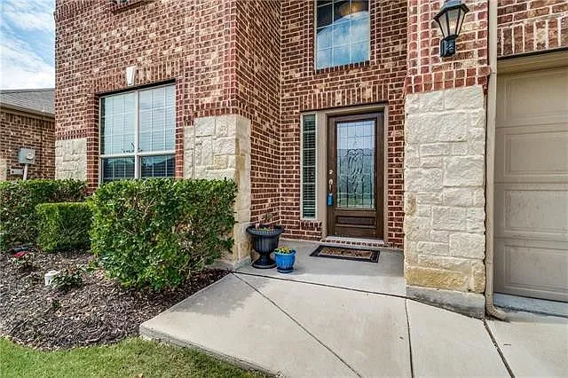 4 bed, 2.5 bath, 2434 sqft, $3,000 — Photo 2