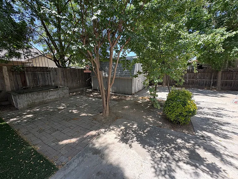 703 W Russell Ave — Photo 36