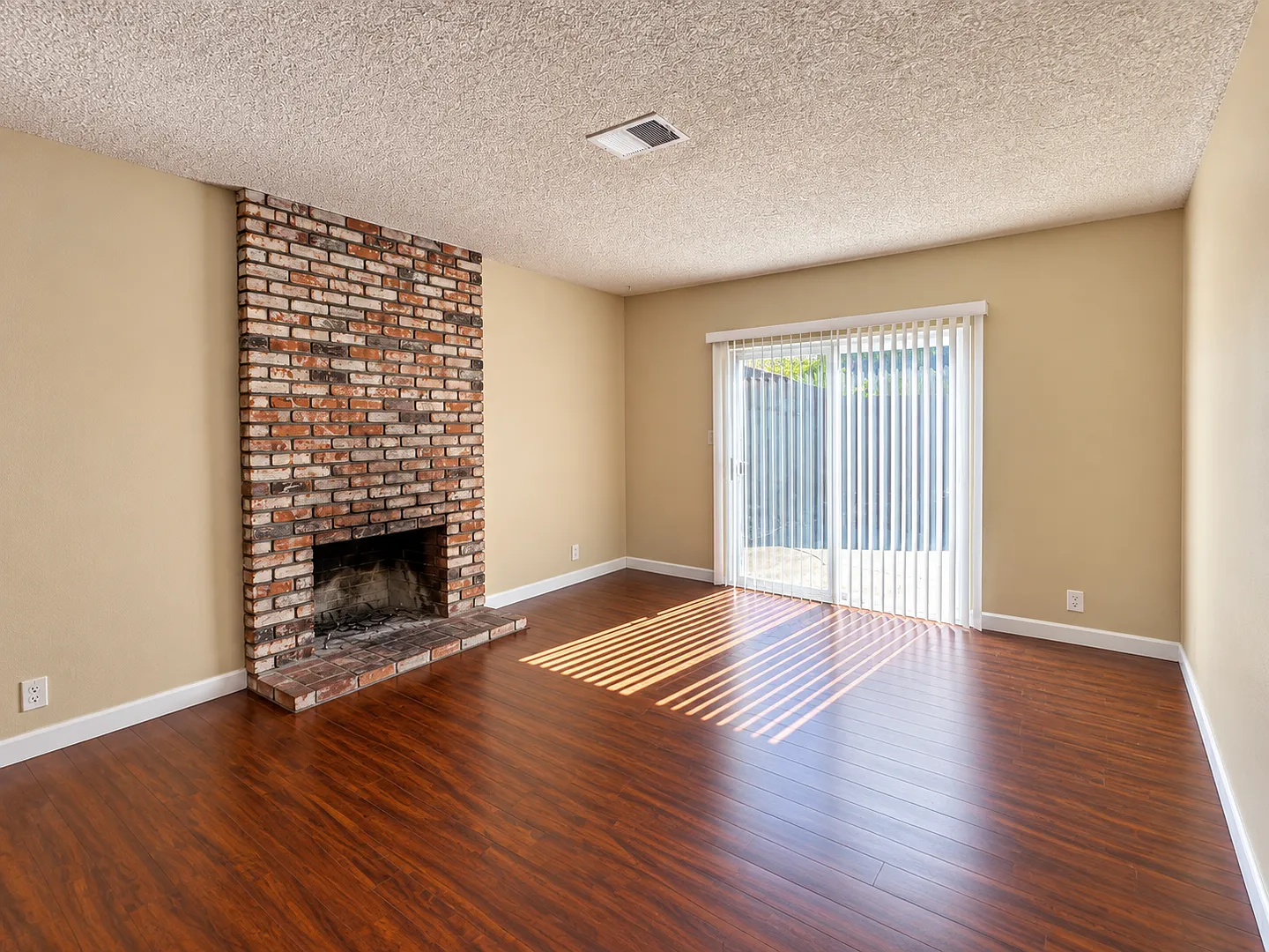 32456 Darlene Way, Union City, CA 94587 - 3 Bedroom 2 Bathroom home with Large Backyard? Move-In ... — Photo 4