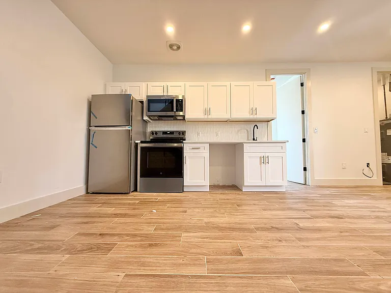 452 E 26th St #4B — Photo 3