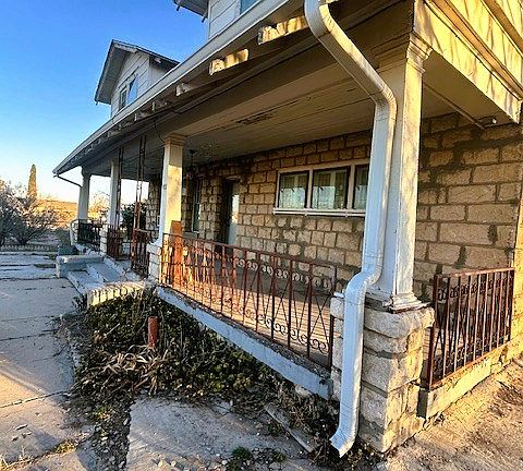 3rd image of 611 W Callaghan St