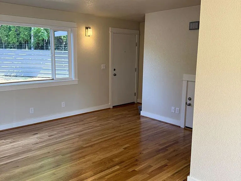 10317 NE Hoyt St — Photo 15