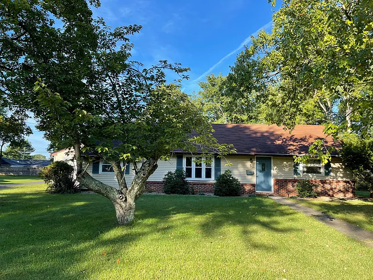 5 Dana Cir — Photo 1