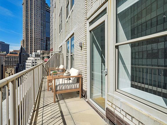 5th image of 116 John St APT 2908