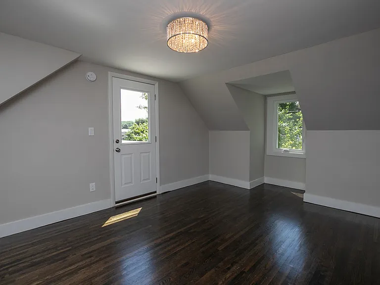 8 18th Ave SW — Photo 12