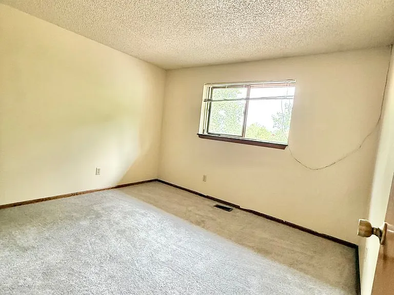 499 Forest Edge Cir — Photo 5