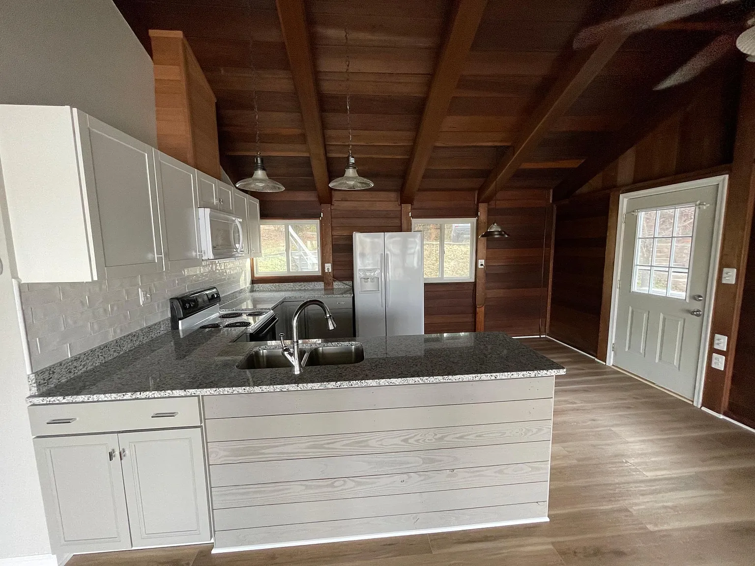 227 Lakeview Cir — Photo 3