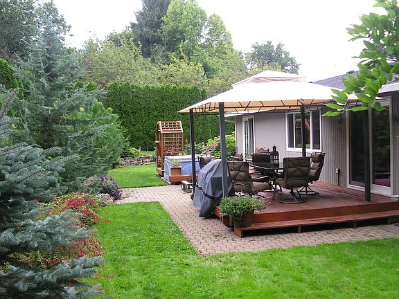 Park-like Setting in Fenced Back Yard