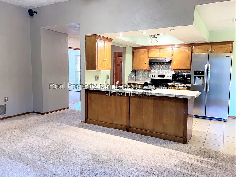 204 W 10th St — Photo 22