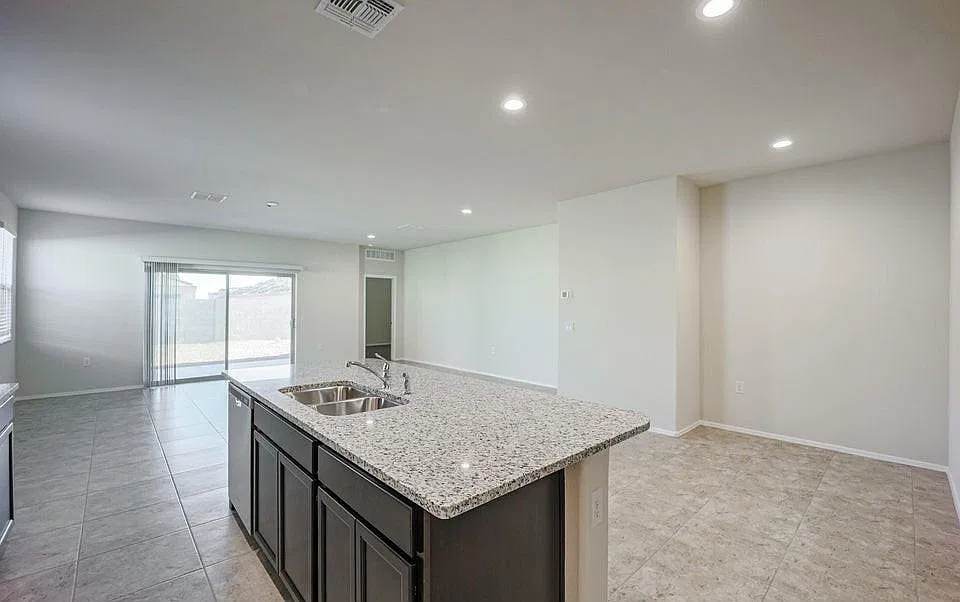 4 bed, 2024 sqft, $1,850 — Photo 2