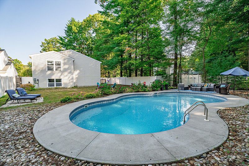 2nd image of 290 Meadowlark Drive