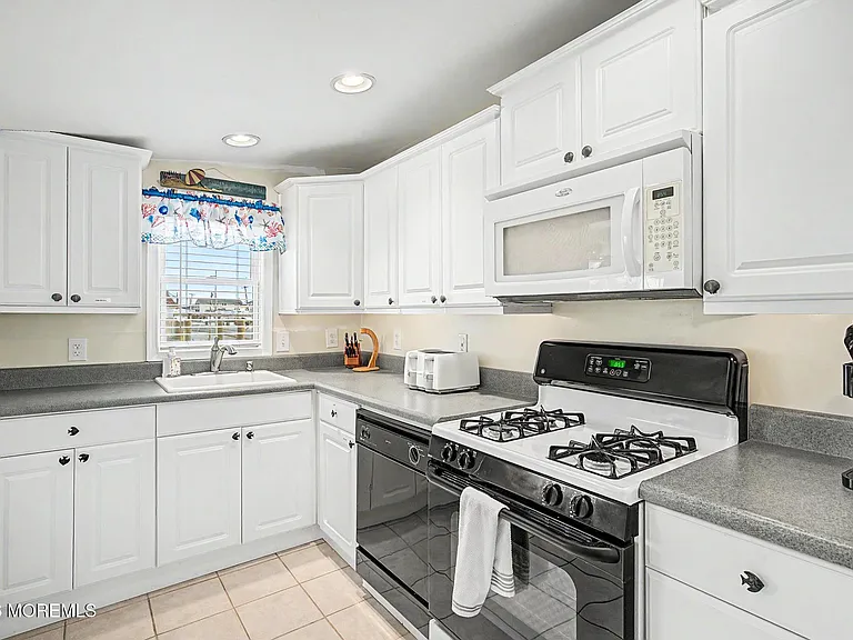 1022 S Green St — Photo 18
