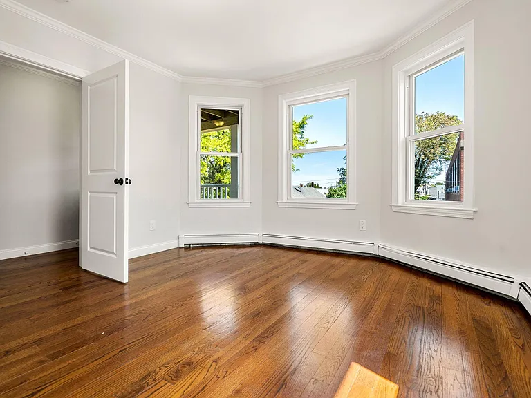 Large front living room w/out furnishings