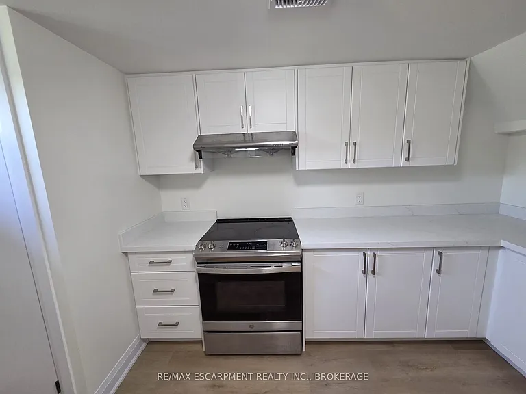 12 Ferndale Ave #LOWER — Photo 3