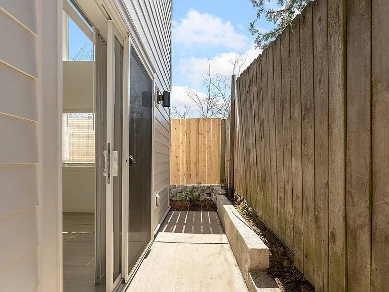 1820 NE Davis St #105 — Photo 28