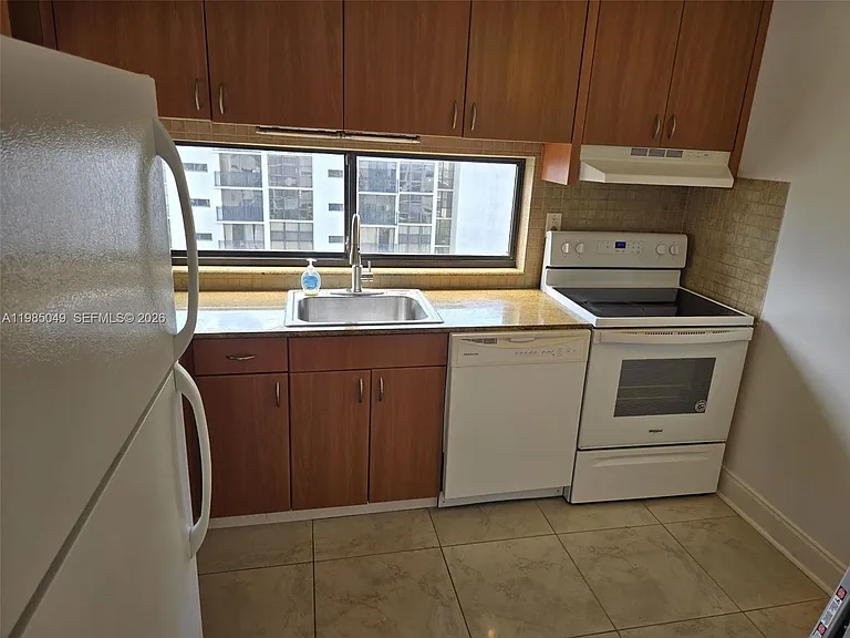 16919 N Bay Rd #819 — Photo 9