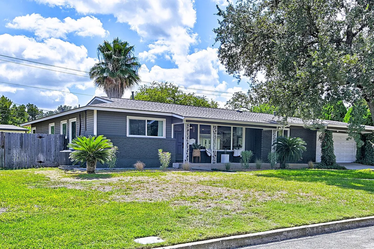 Building Photo - 530 Burnside Dr