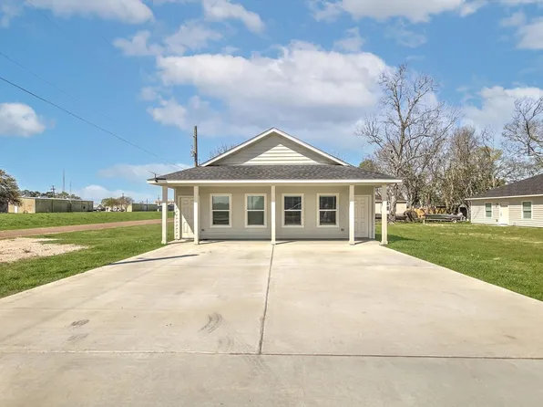 201 N Bay Ave #B, Anahuac, TX 77514