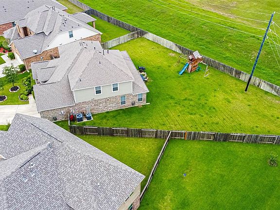 Look at all that yard! There is so much you can do with all this green space.