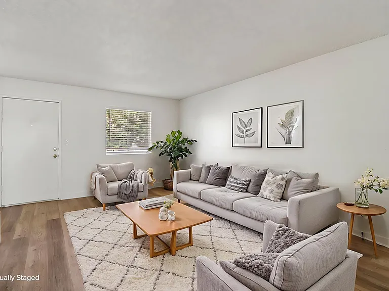 558 N Kenmore Ave #204 — Photo 1