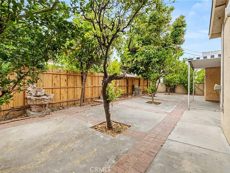 18418 Sylvan St — Photo 18
