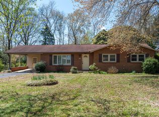 3143 Sharon St, Hickory, NC 28601