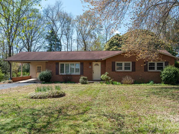 3143 Sharon St, Hickory, NC 28601