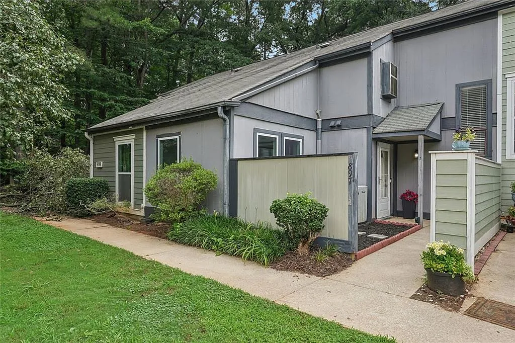 3 bed, 2.5 bath, 1369 sqft, $2,050 — Photo 1