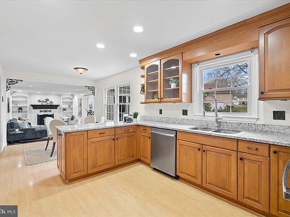 4th image of 7596 Ruxton Dr