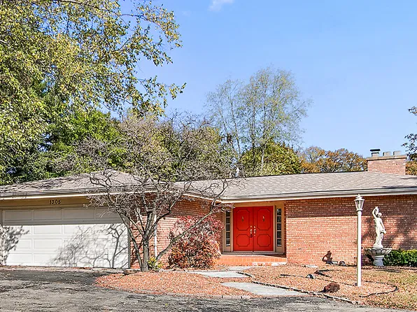 1305 Oaktree Ln, Kankakee, IL 60901
