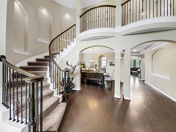 3rd image of 340 Woodway Dr