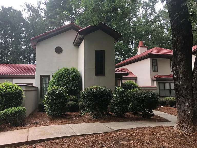 1438 Club Dr — Photo 3