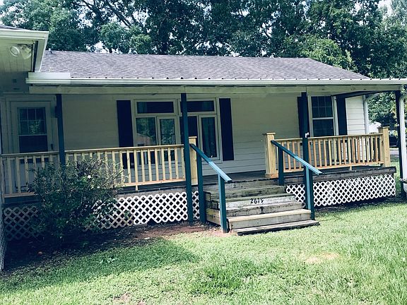 Large front covered deck, over 20ft long!