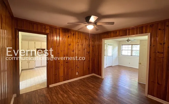 1407 Cloverdale Cir — Photo 10