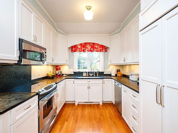 2nd image of 221 E Grattan St