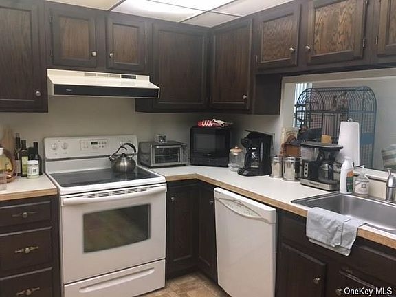 3rd image of 926 Sierra Vista Ln