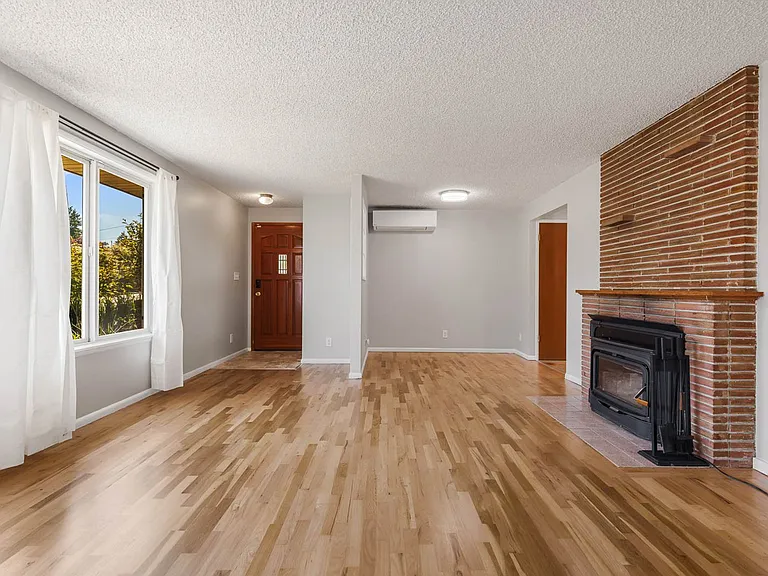 517 Pecks Dr — Photo 6