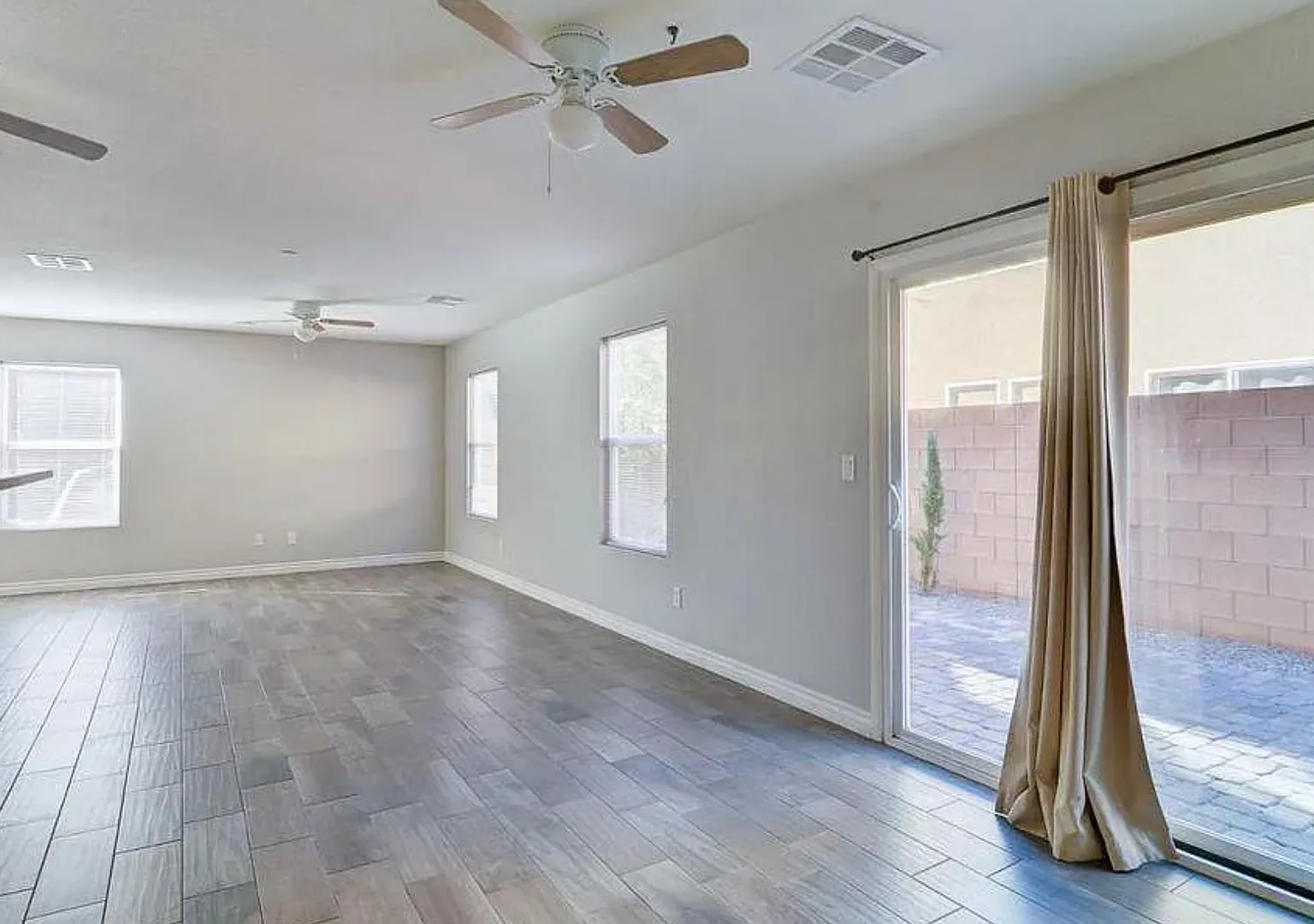 Beautiful 4 bedroom home in a gated community in Centennial Hills. — Photo 3