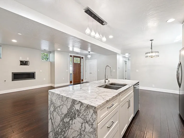 2222 E 21st Ave — Photo 11