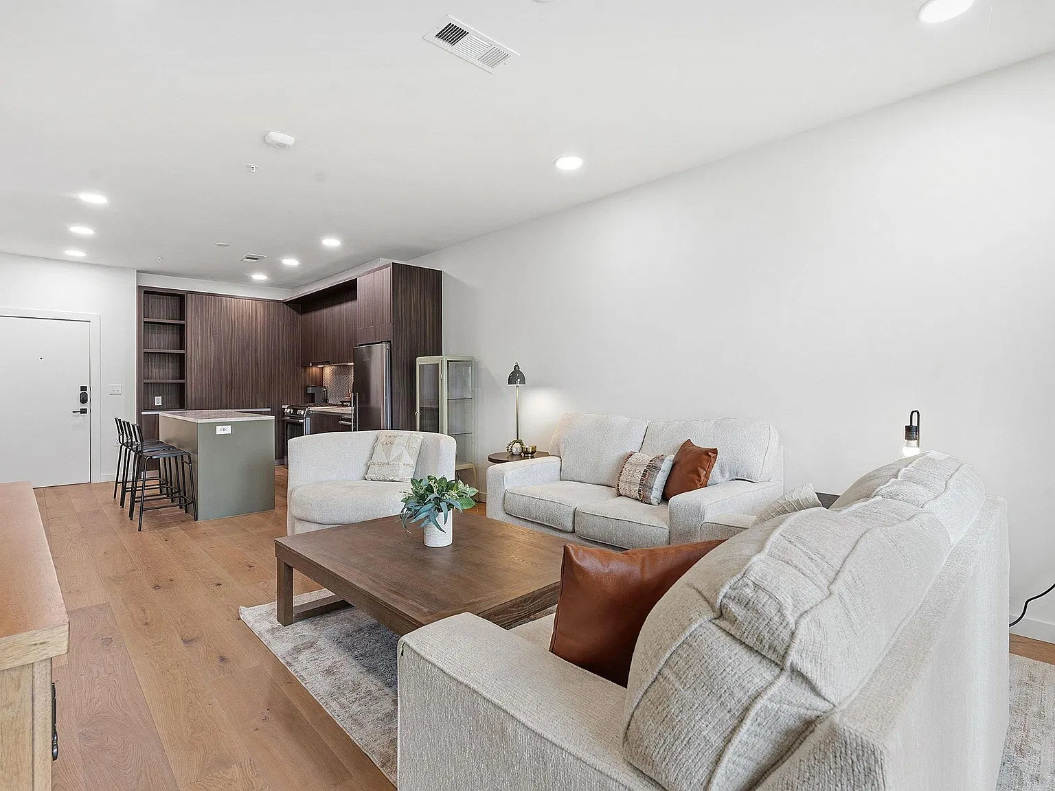1 bed, 1.0 bath, 819 sqft, $3,000 — Photo 4