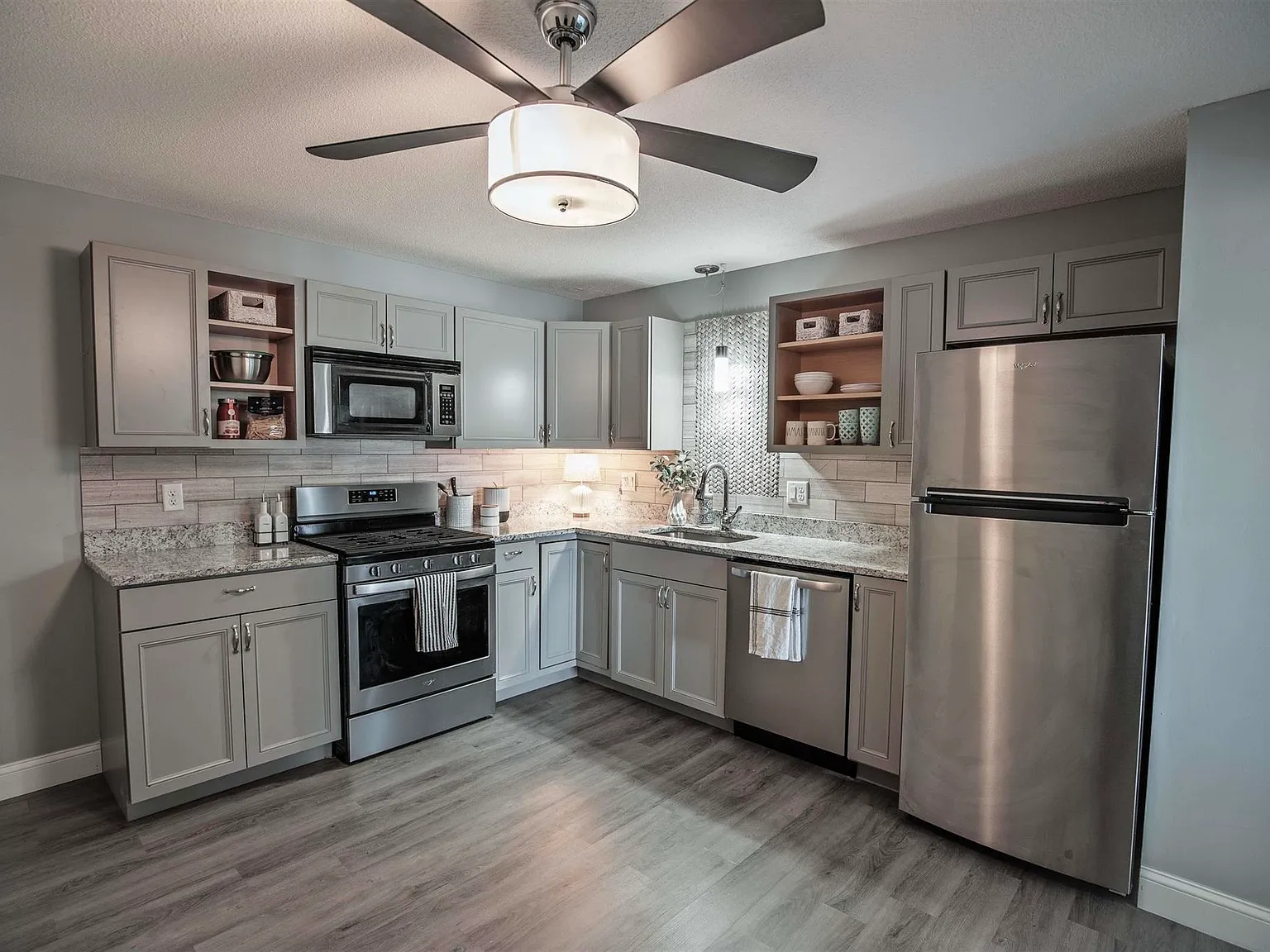 2 bed, 1.0 bath, 898 sqft, $2,200 — Photo 2
