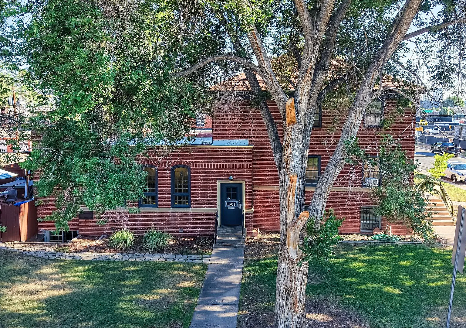 HUGE Spacious 3bd/2bth Full Top Floor Unit, In unit Laundry Available Now — Photo 4