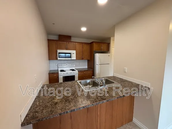 598 Sutherland Ave #403, Kelowna, BC V1Y 5X1