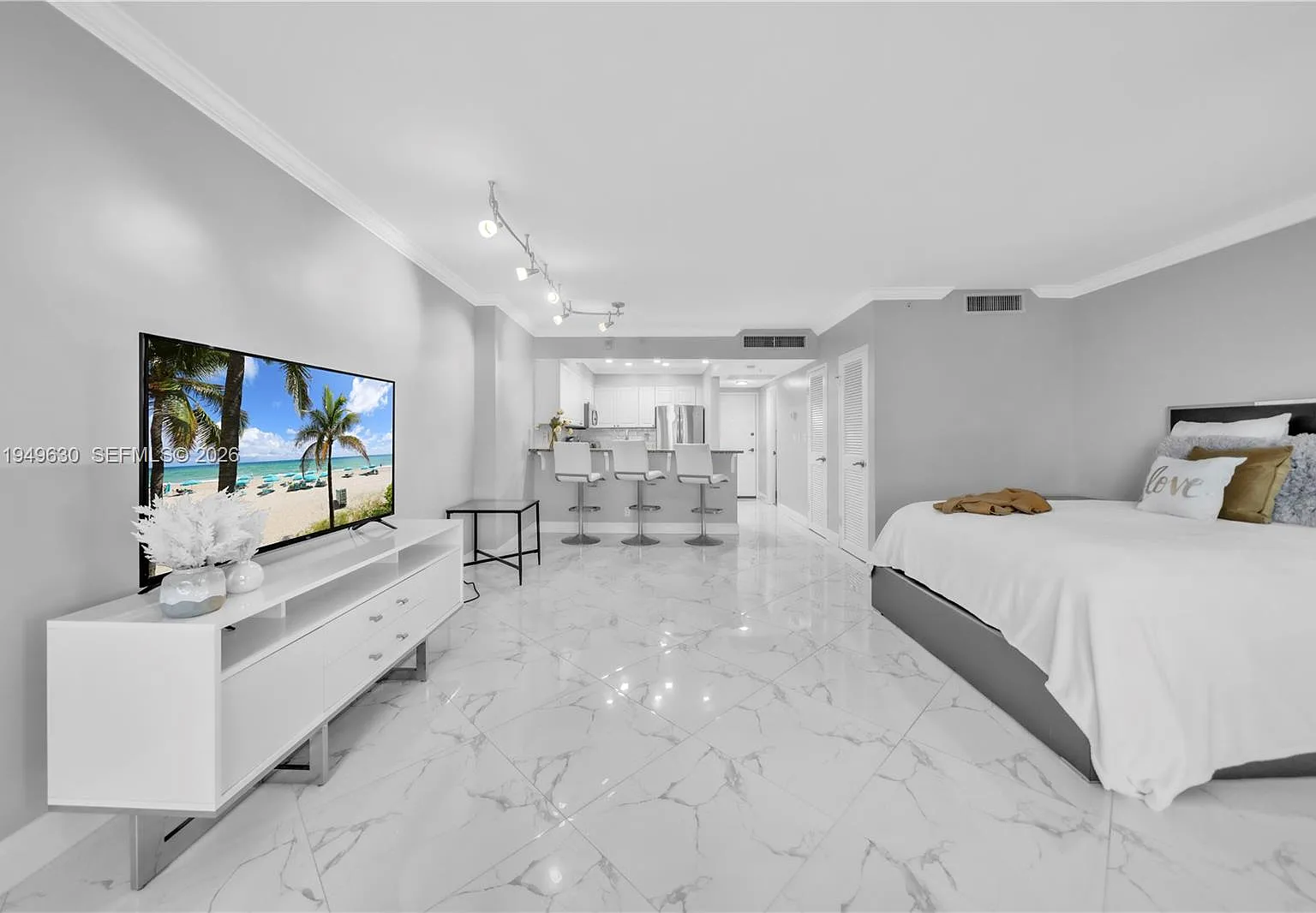 Wave Condo — Photo 2