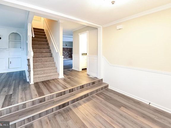 3rd image of 105 Hampshire Ct