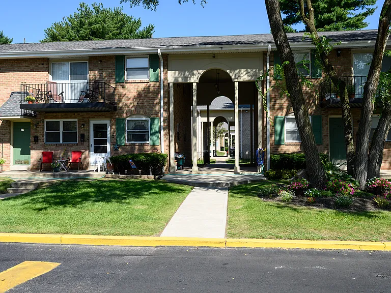 Jamestown Square Apartments — Photo 8