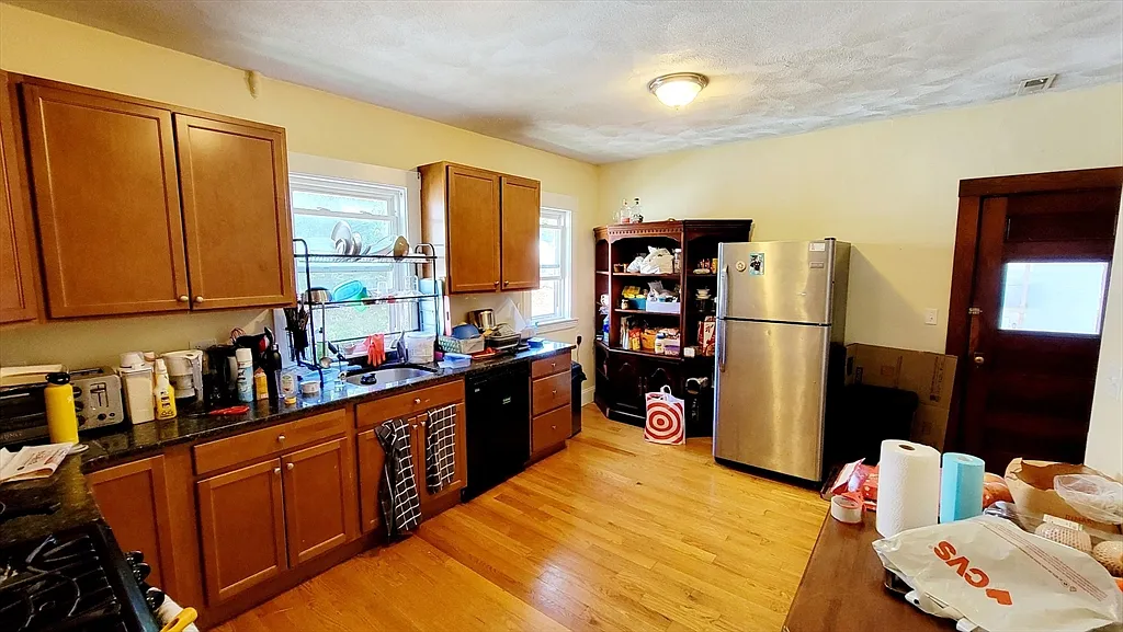 5 bed, 2.0 bath, 1800 sqft, $6,750 — Photo 2